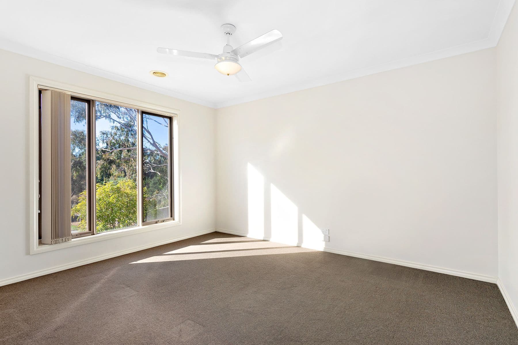 18 Hadlow Court, Sunbury, Sunbury - Thumbnail 5
