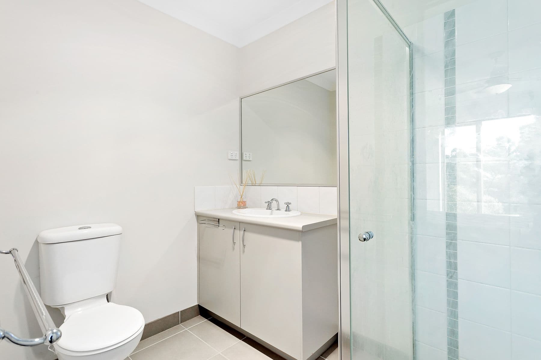 18 Hadlow Court, Sunbury, Sunbury - Thumbnail 8