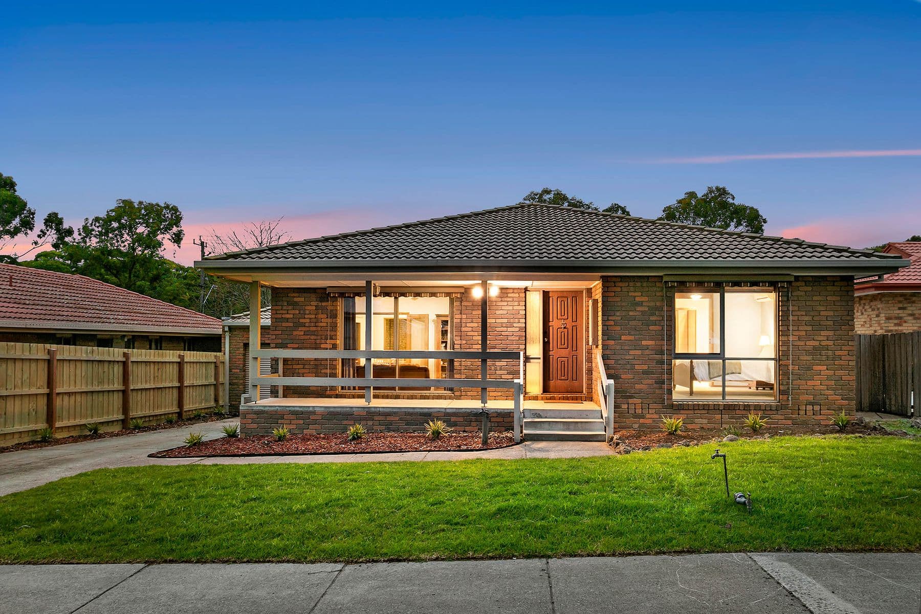 11 Woodstock Close, Sunbury, Sunbury - Thumbnail 2