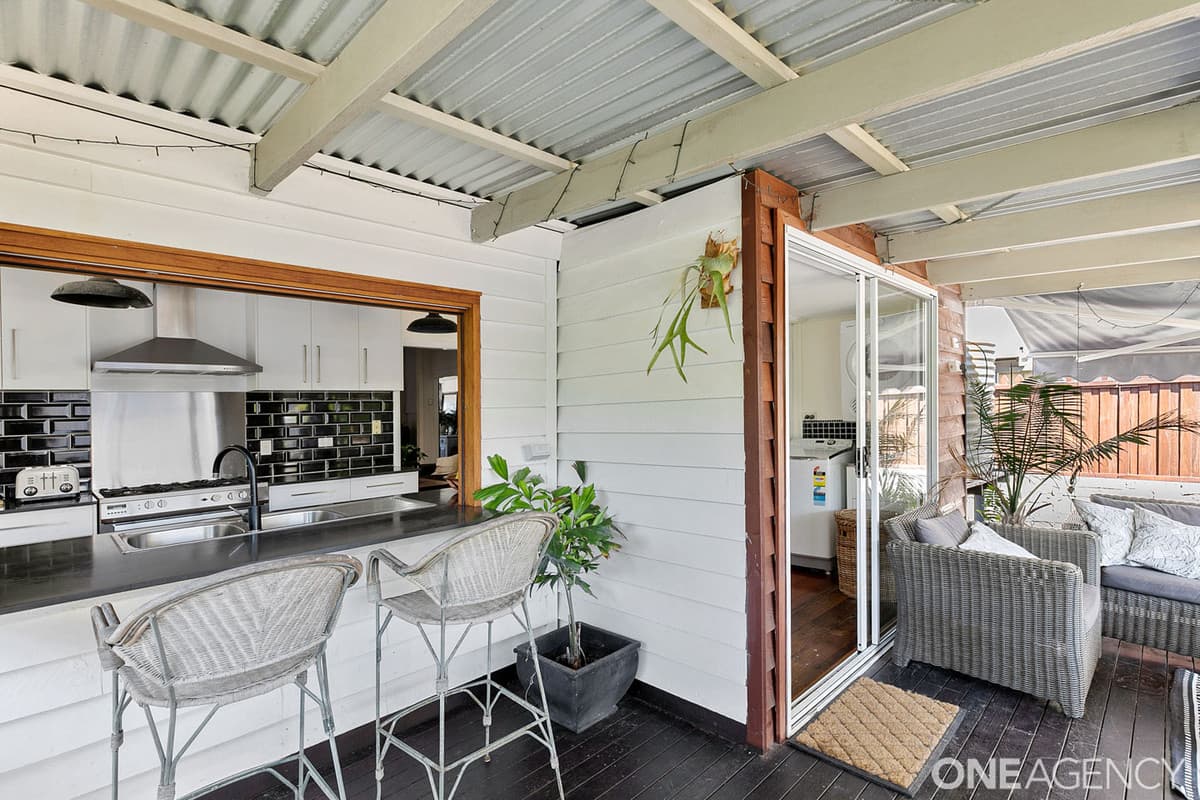 18 Ocean Street, Torquay, Torquay - Thumbnail 2
