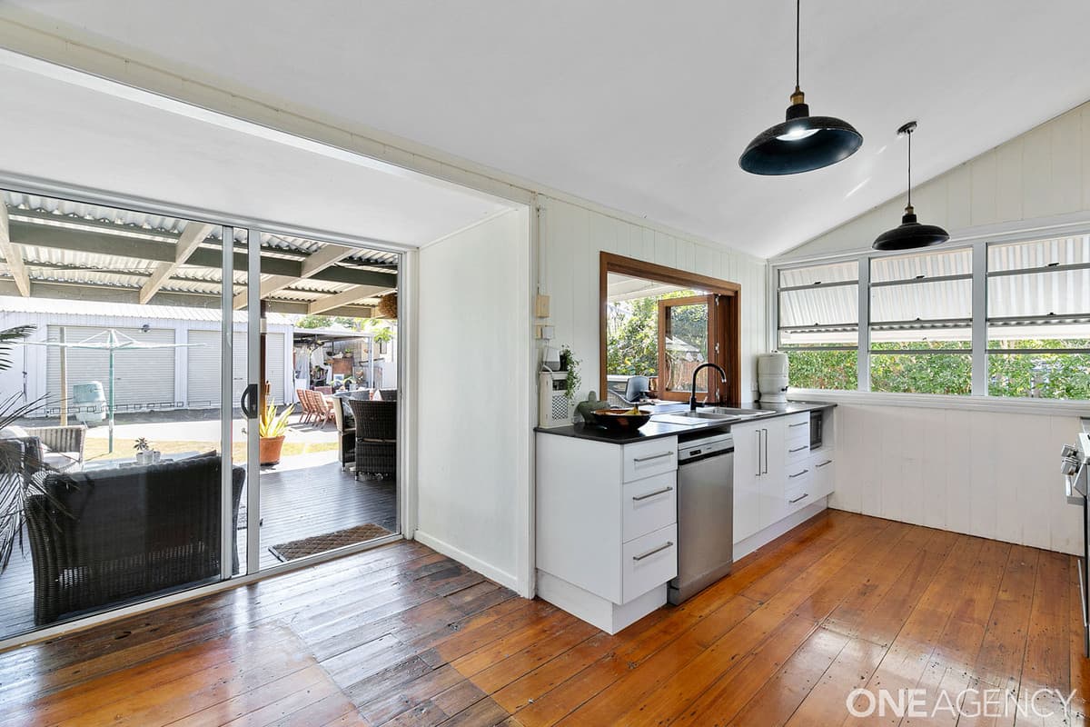 18 Ocean Street, Torquay, Torquay - Thumbnail 3