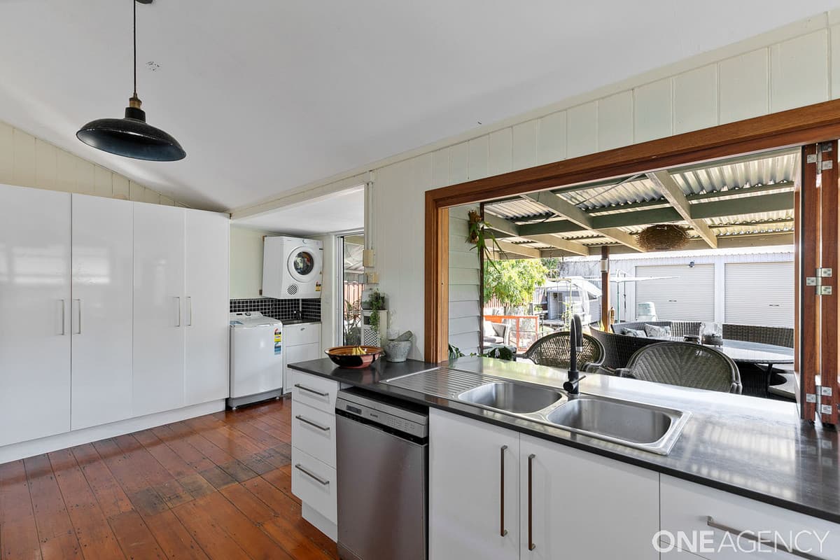 18 Ocean Street, Torquay, Torquay - Thumbnail 4