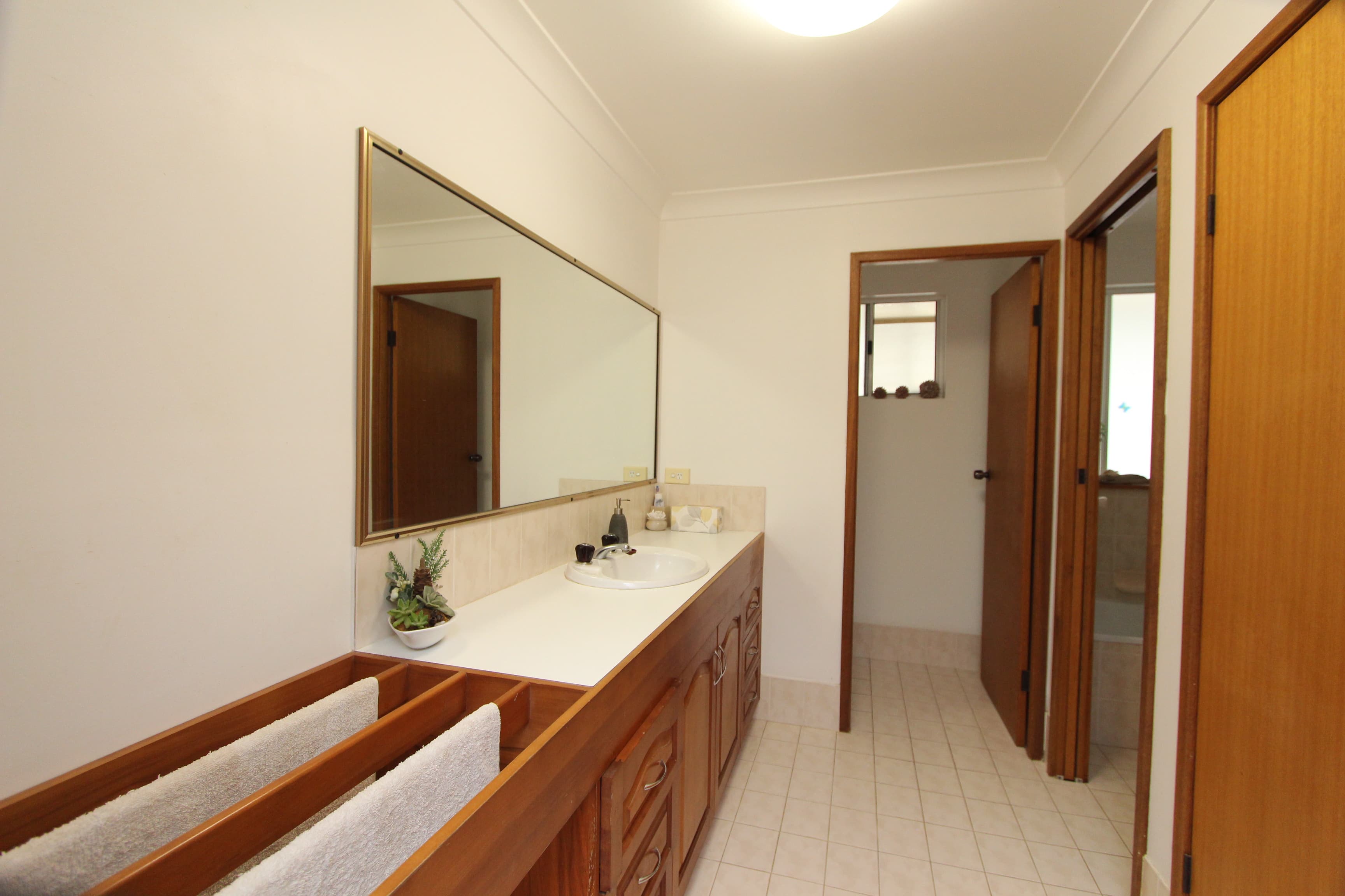 16 Brotherglen Drive, Kew, Kew - Thumbnail 6
