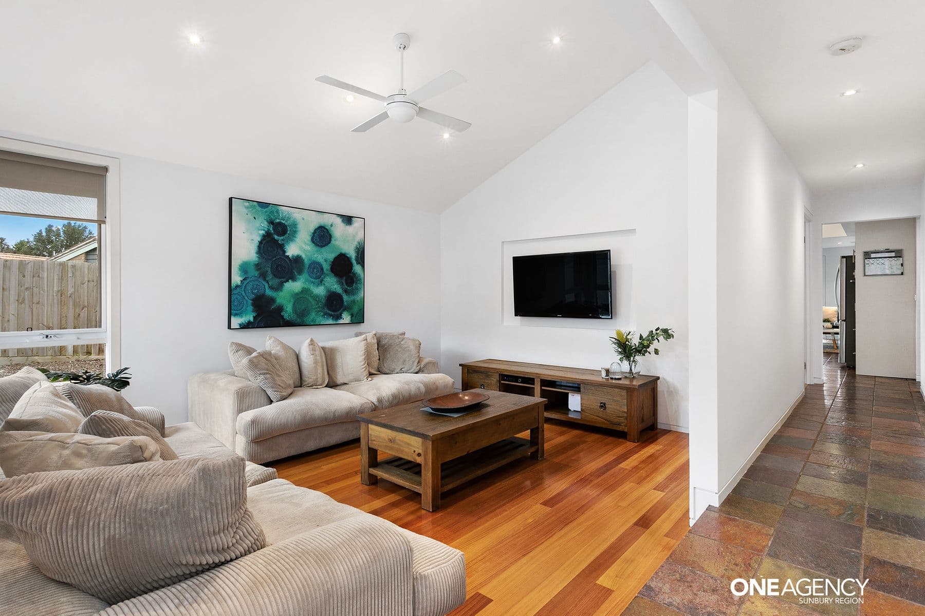 8 Atkinson Close, Sunbury, Sunbury - Thumbnail 3