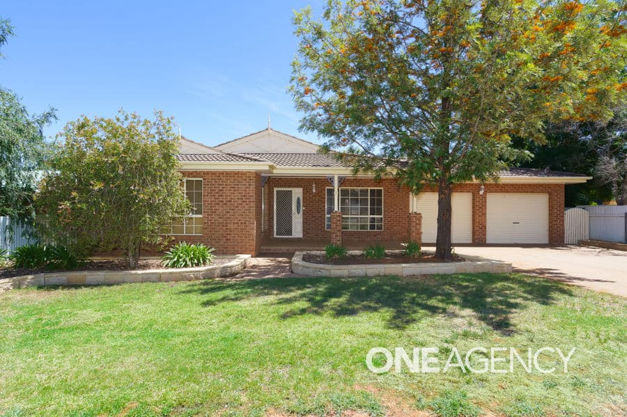 34 DUNROBIN Street, Coolamon, Coolamon - Image 1