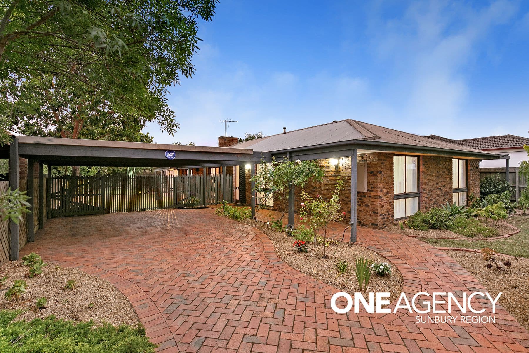4 Oxford Close, Sunbury, Sunbury - Thumbnail 2