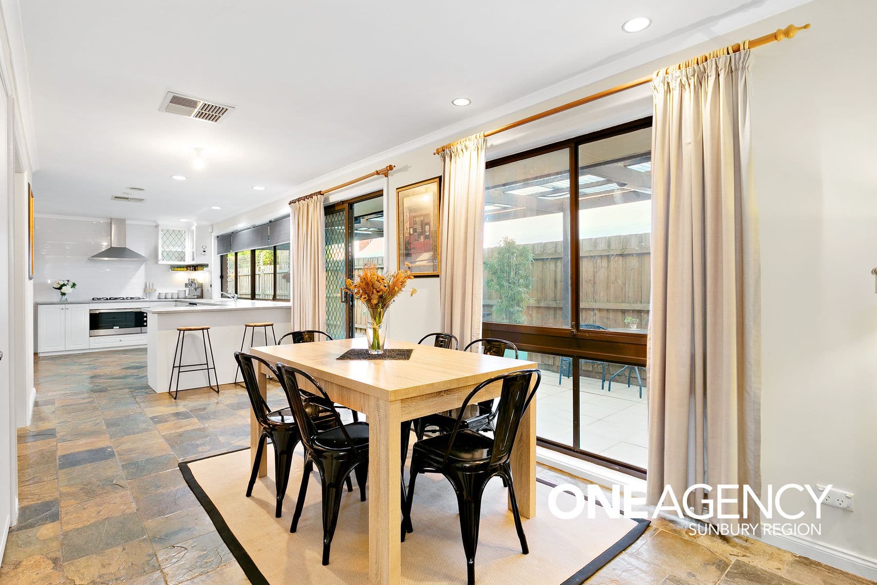4 Oxford Close, Sunbury, Sunbury - Thumbnail 7