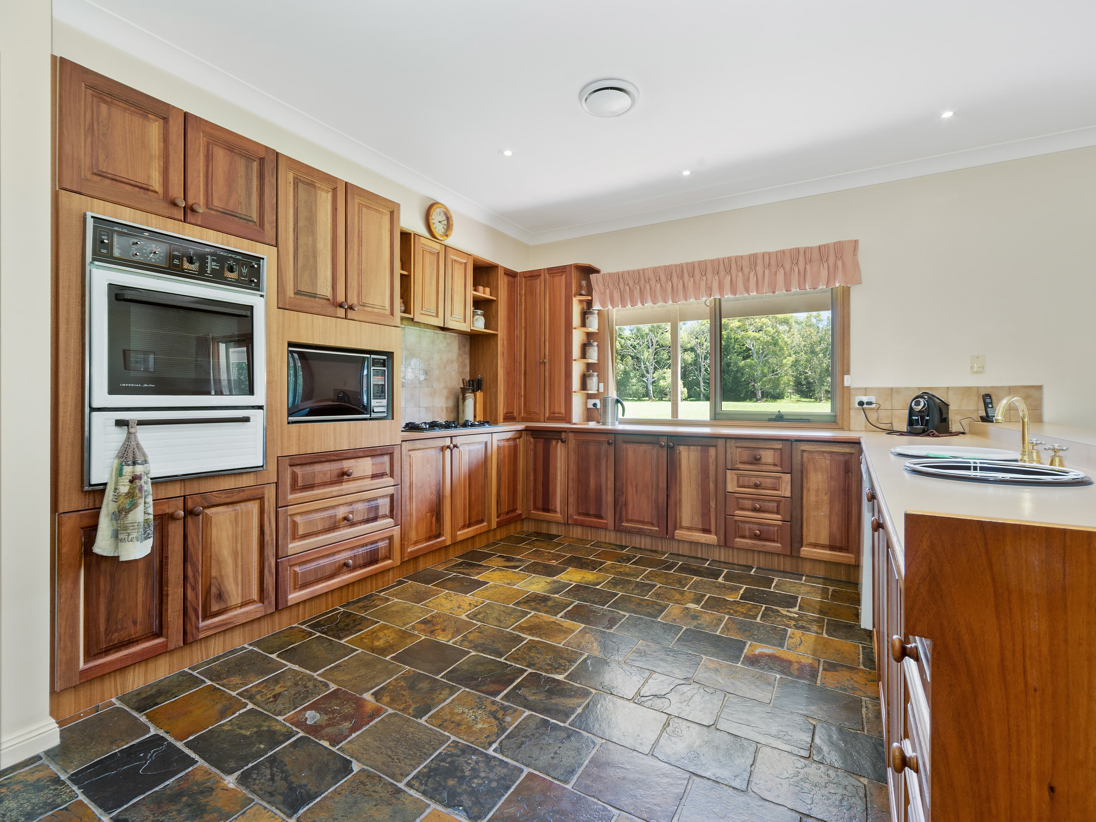 6 Stratford Close, Somerville, Somerville - Thumbnail 2
