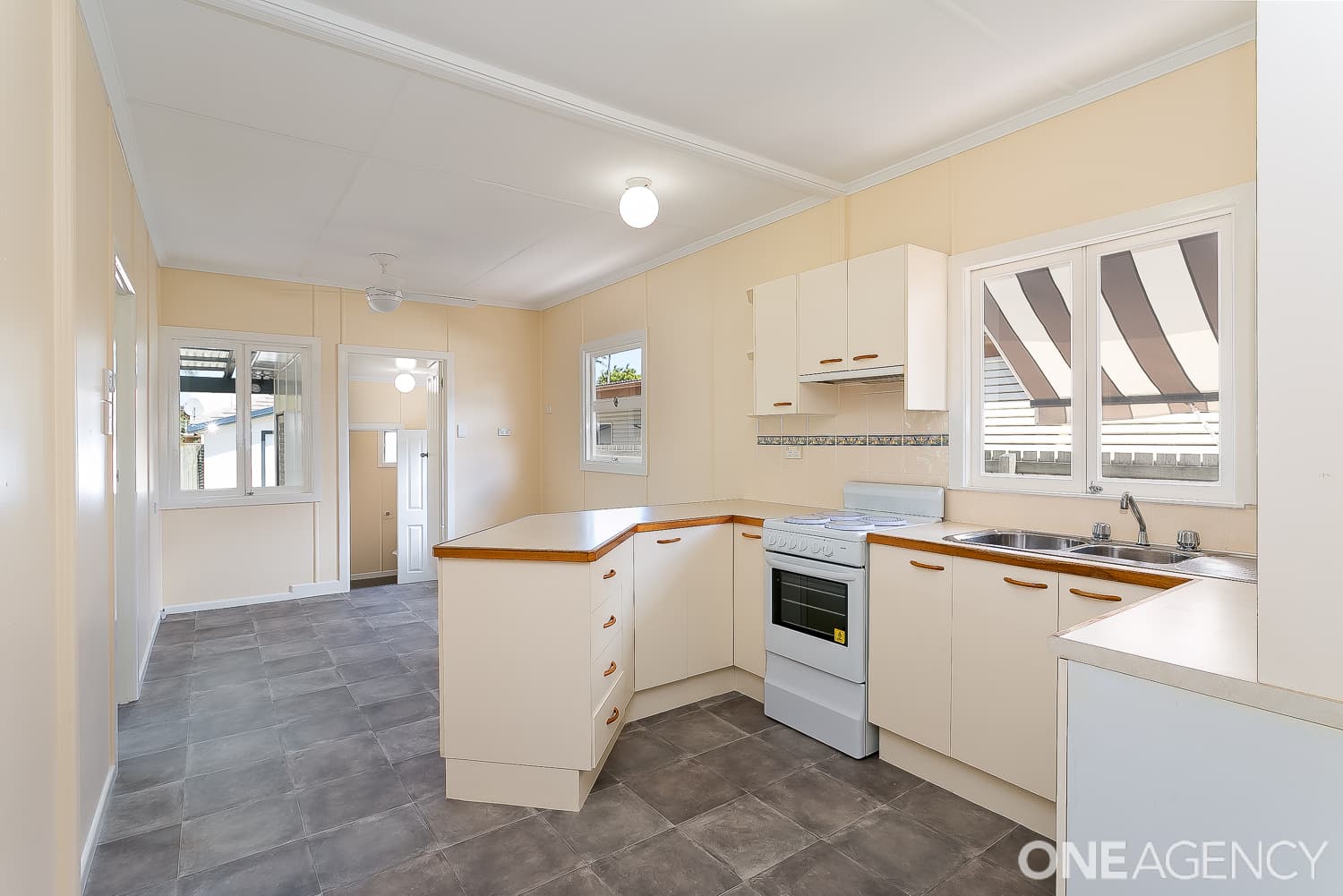 14 Maryborough Terrace, Scarborough, Scarborough - Thumbnail 3