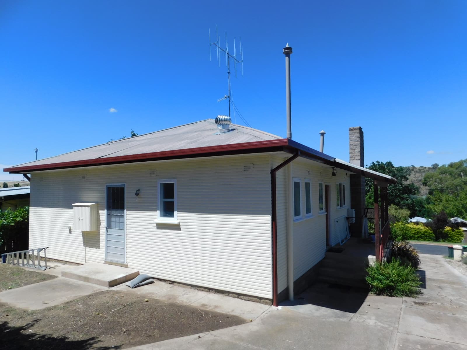 13 Norman Dykes Avenue, Cooma, Cooma - Thumbnail 2