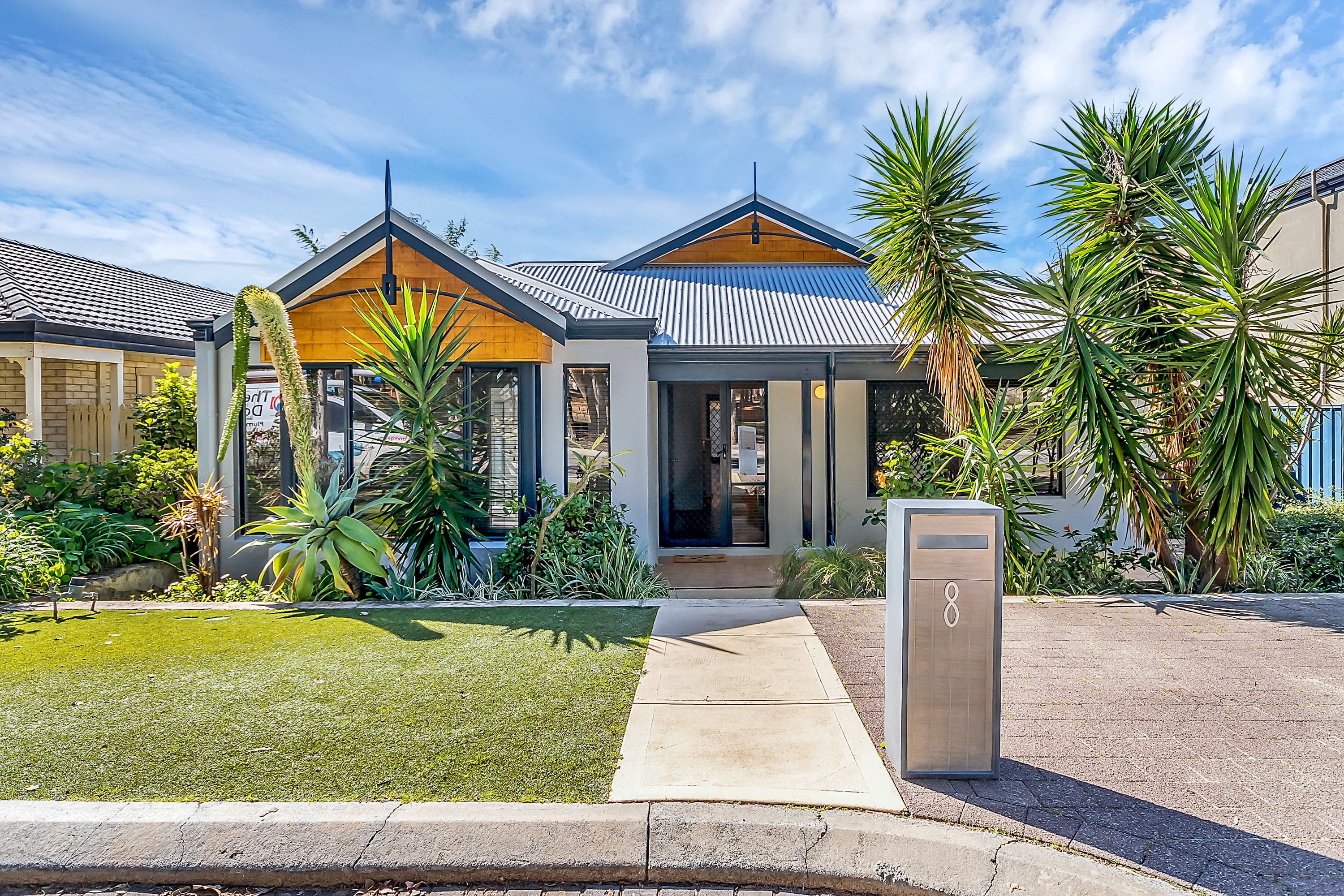 8 Colwyn Loop, Tapping, Tapping - Image 1