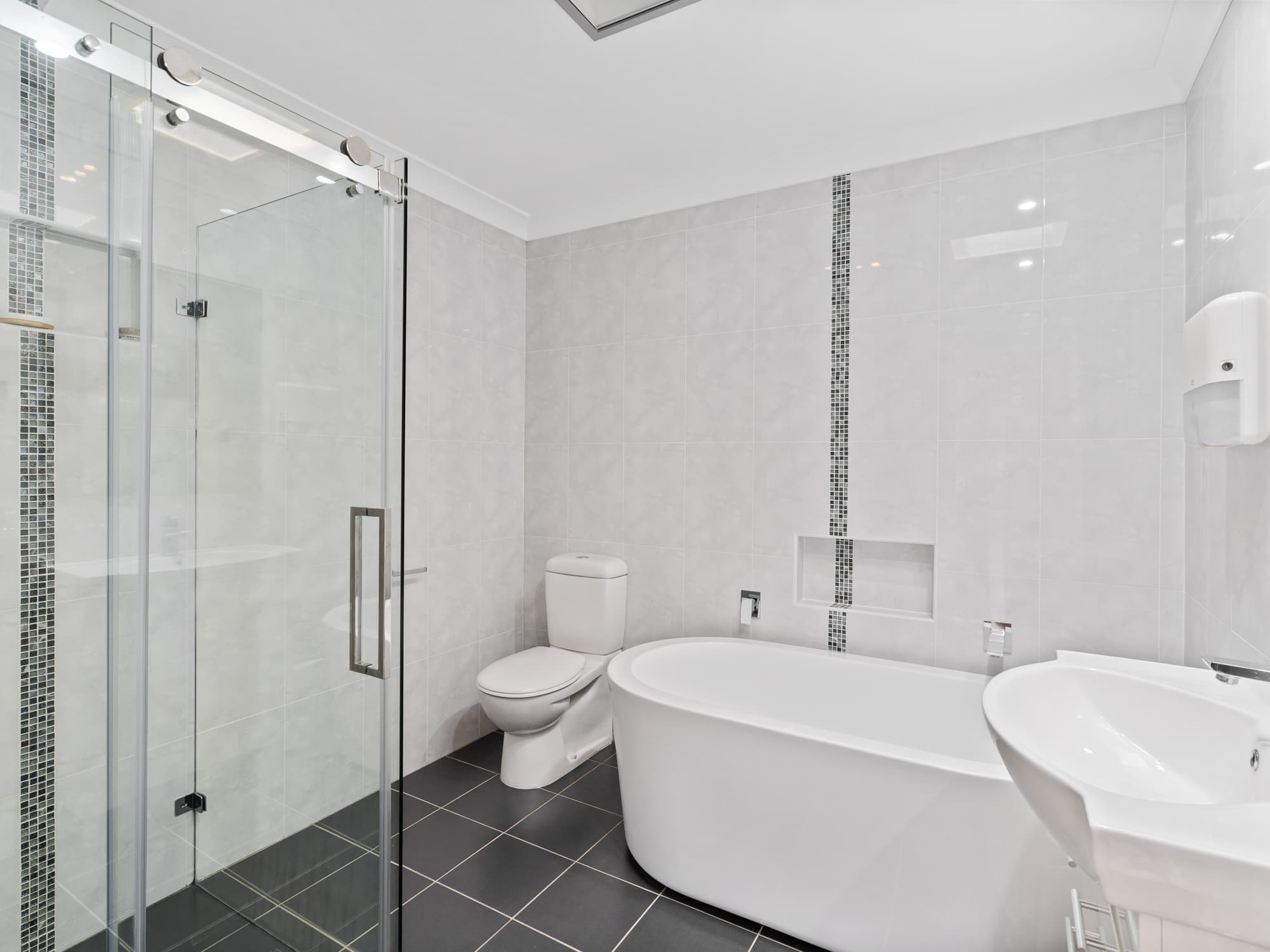51 Campbell Parade, Mannering Park, Mannering Park - Thumbnail 5