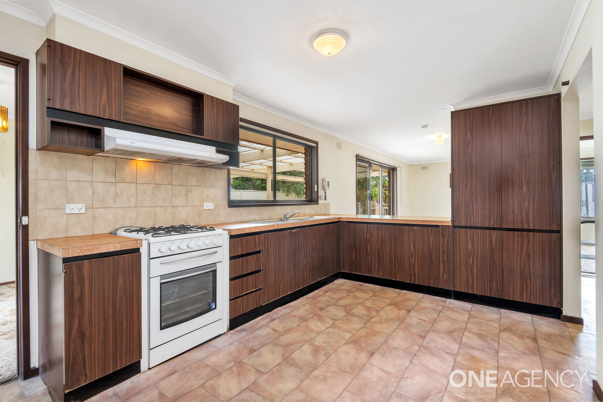 23 Melva Cresecent, Whittington, Whittington - Thumbnail 3