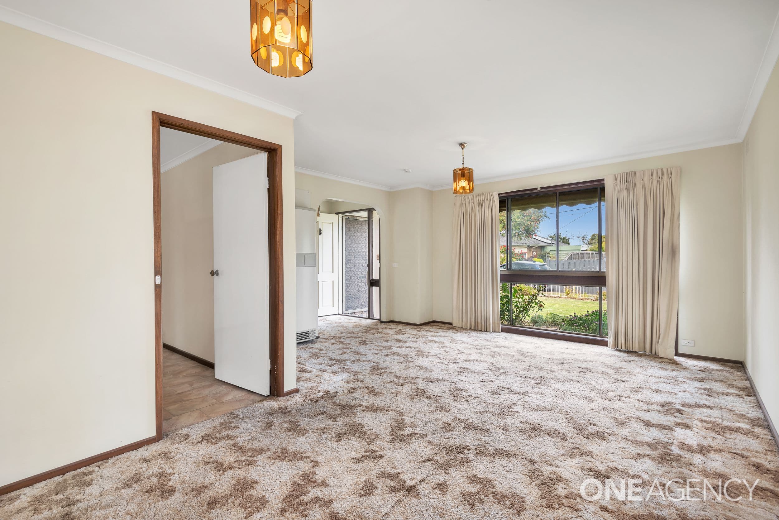 23 Melva Cresecent, Whittington, Whittington - Thumbnail 4