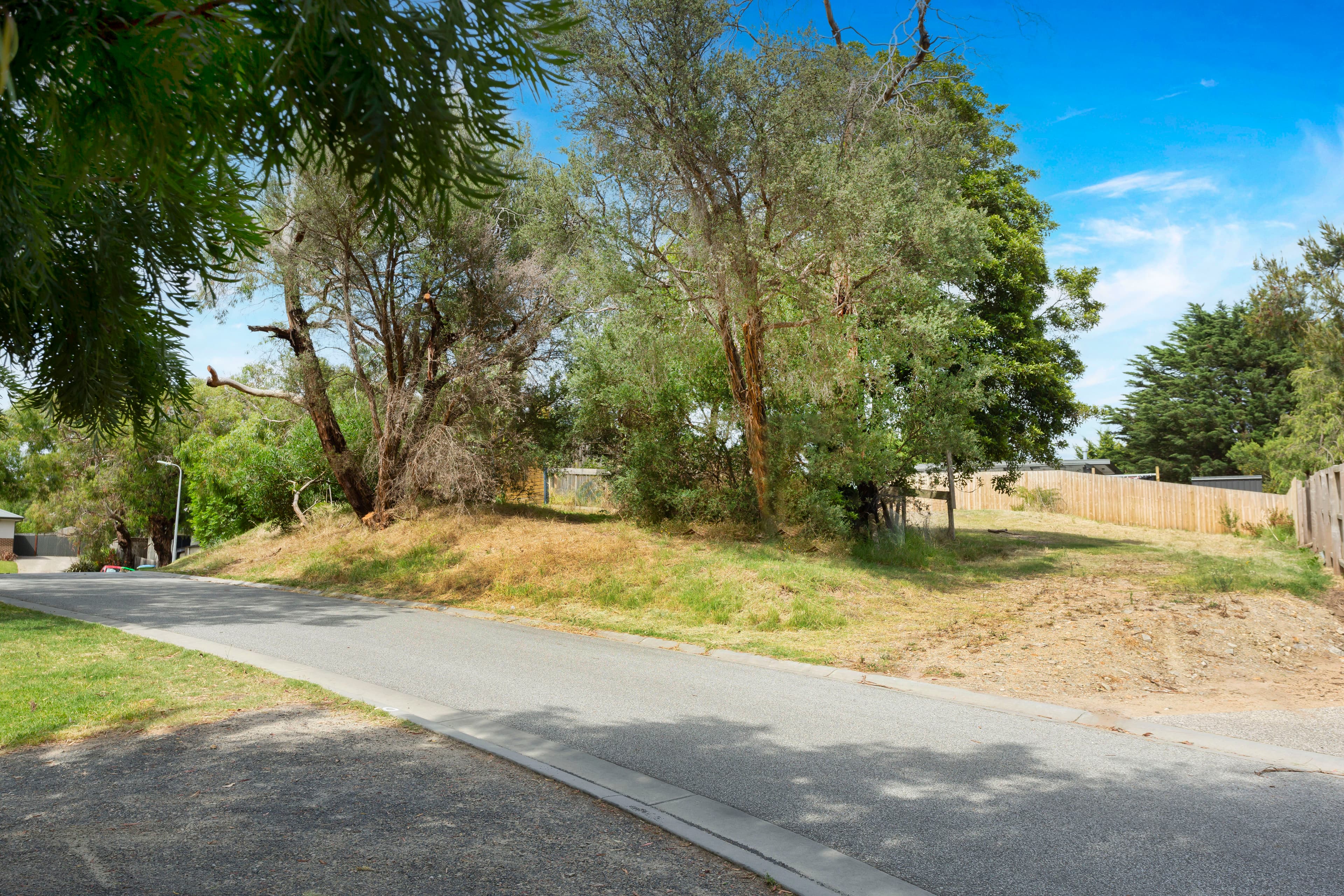 42 Bayview Avenue, Rosebud, Rosebud - Thumbnail 2