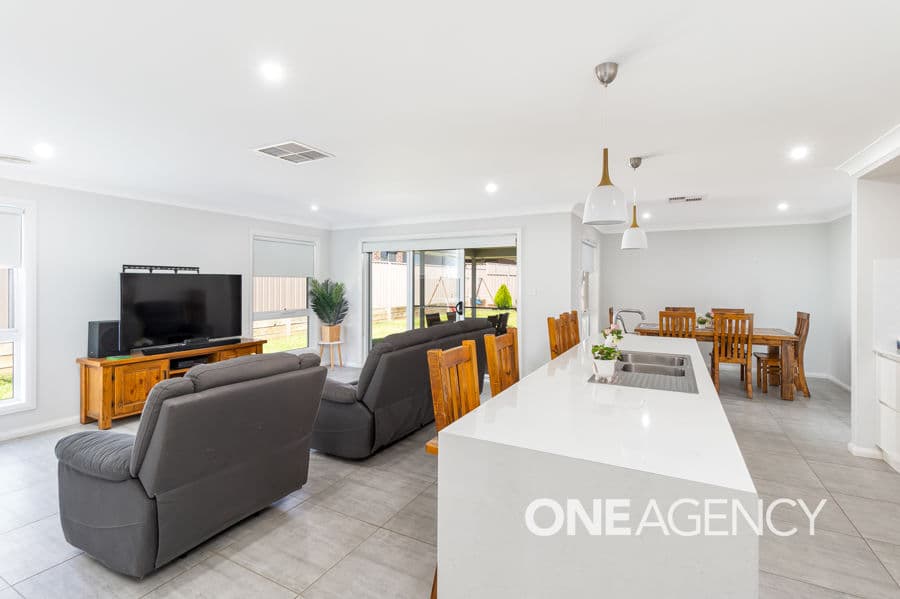 15 DARCY Drive, Boorooma, Boorooma - Thumbnail 3