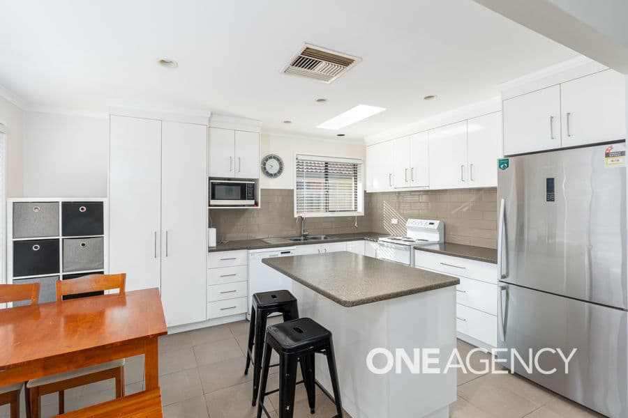 16 UNDURRA Drive, Glenfield Park, Parklea - Thumbnail 3