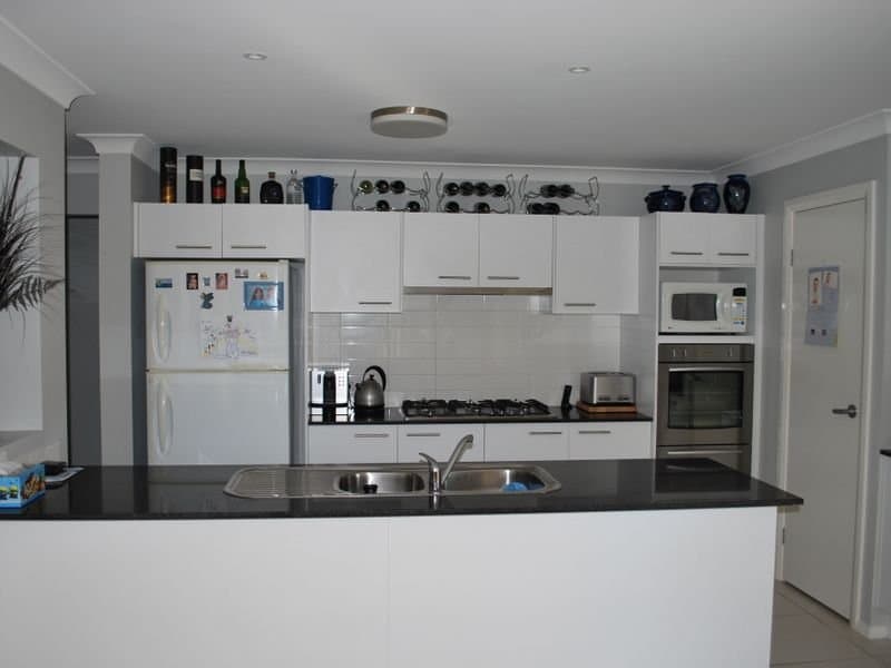 28 Athanlin Avenue, Haywards Bay, Haywards Bay - Thumbnail 2