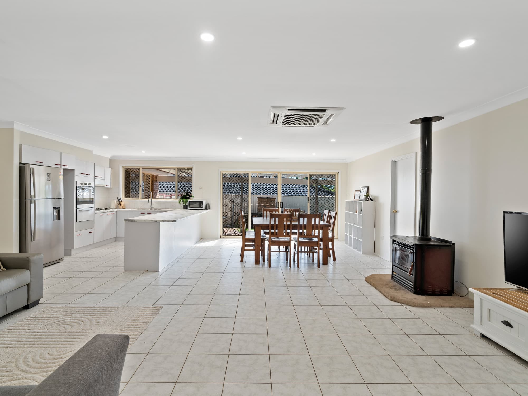 16 Keswick Drive, Lake Haven, Lake Haven - Thumbnail 2