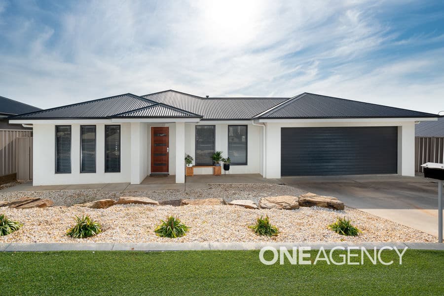 4 HOLLOWS Crescent, Lloyd, Lloyd - Image 1