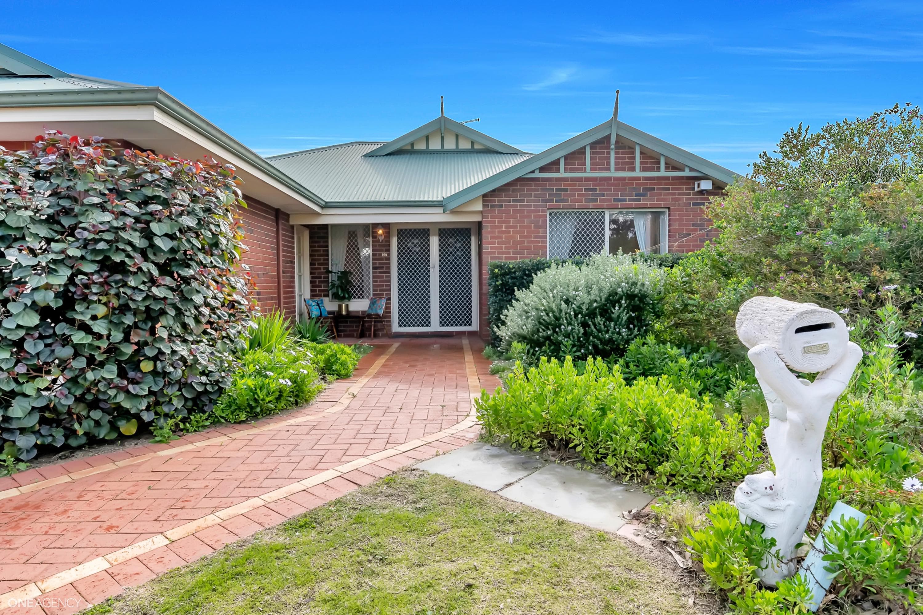 27 Carwoola Circle, Carramar, Carramar - Thumbnail 2