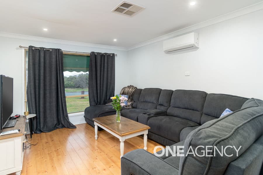 27 KAROOM Drive, Glenfield Park, Glenfield Park - Thumbnail 2