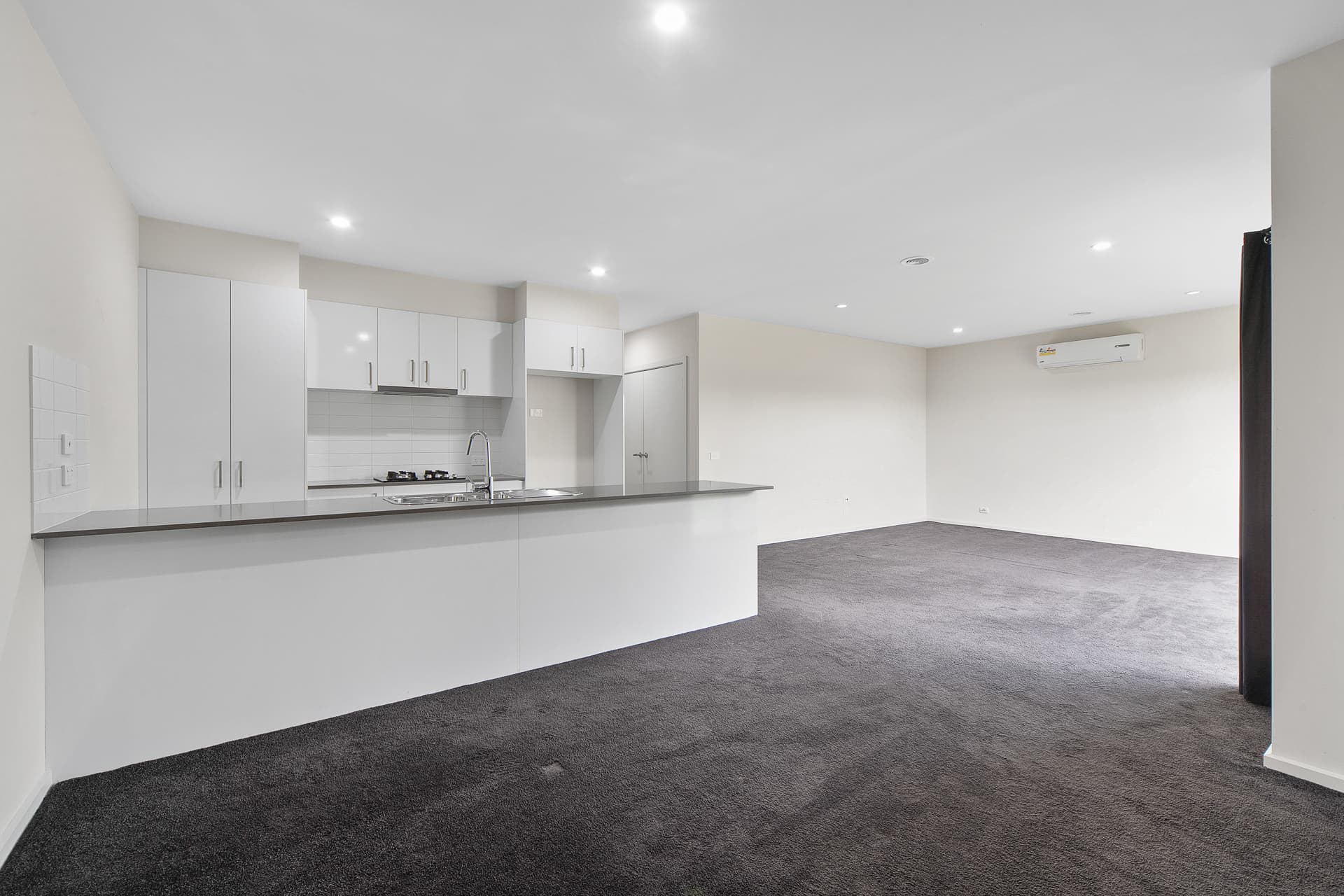 6 Denistoun Crescent, Cranbourne, Cranbourne - Thumbnail 2