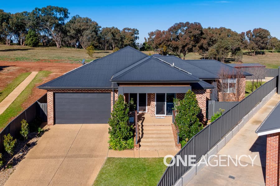5 ST AUBINS Place, Bourkelands, Bourkelands - Image 1