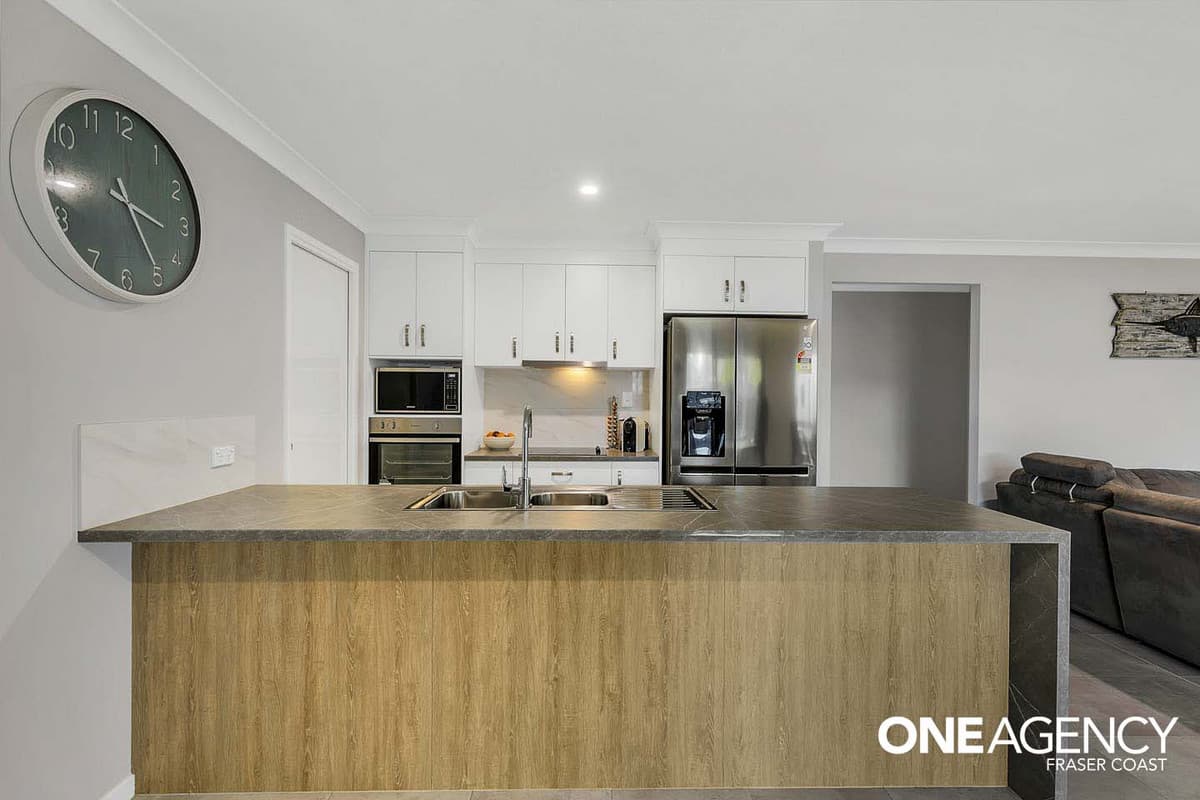 27 Senorita Parade, Urangan, Urangan - Image 1