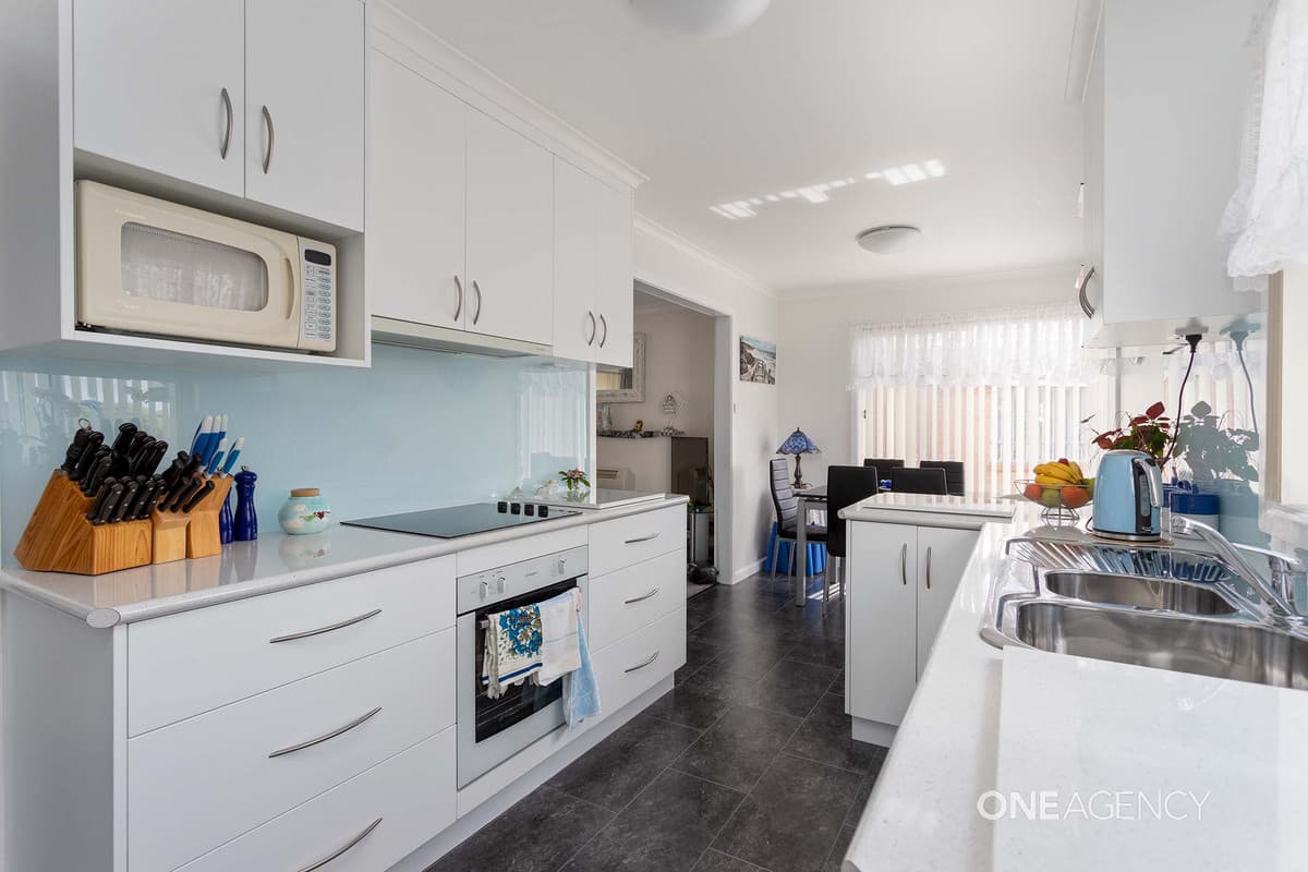10 Lucas Place, Acton, Acton - Thumbnail 2