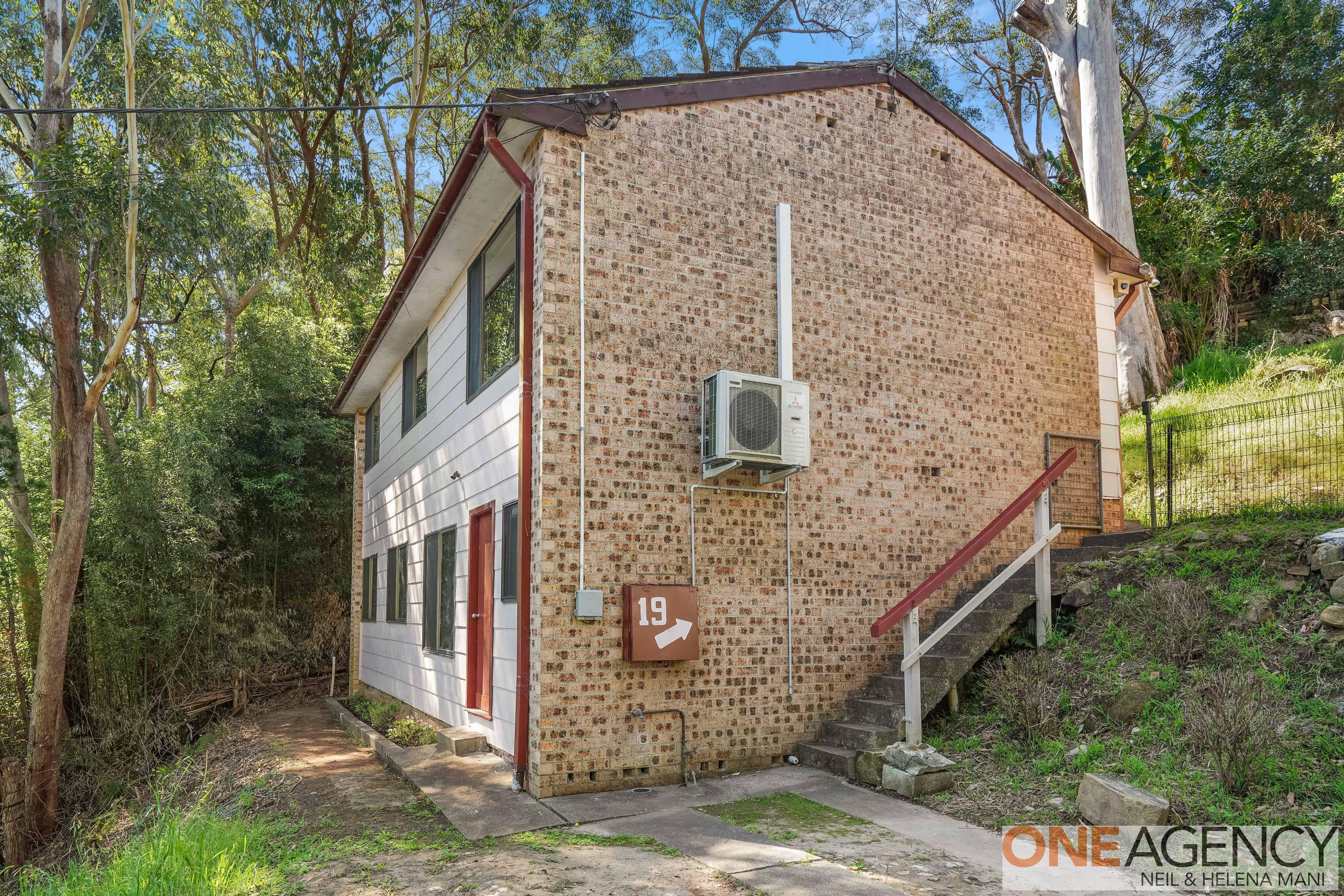 19 Oakglen Road, North Gosford, North Gosford - Image 1