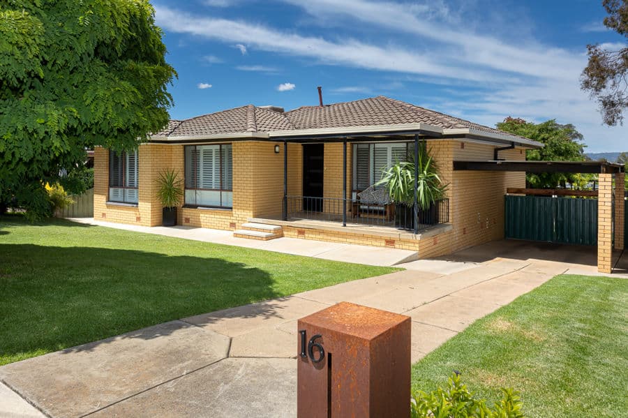 16 FAIRBAIRN Crescent, Kooringal, Kooringal - Image 1