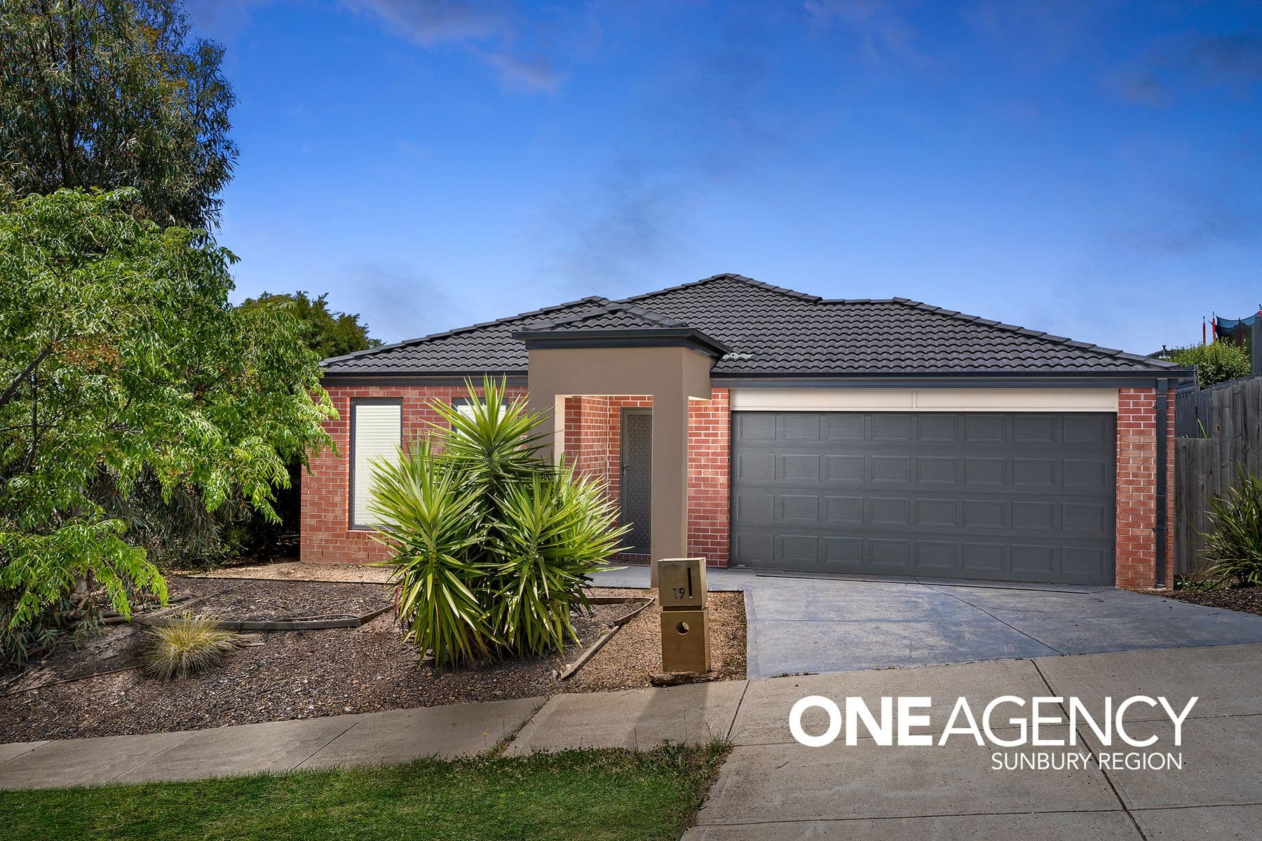 19 Glastonbury Drive, Sunbury, Sunbury - Thumbnail 2