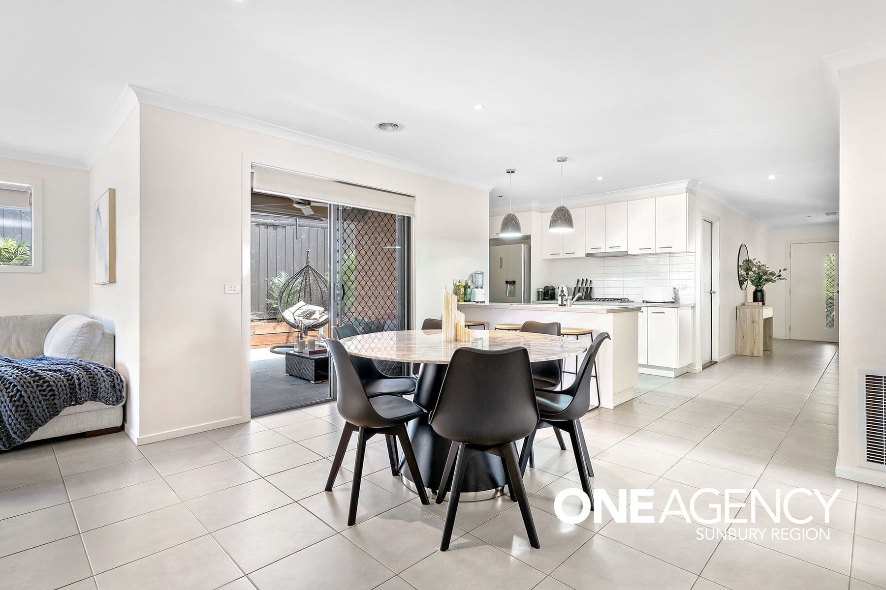 19 Glastonbury Drive, Sunbury, Sunbury - Thumbnail 4