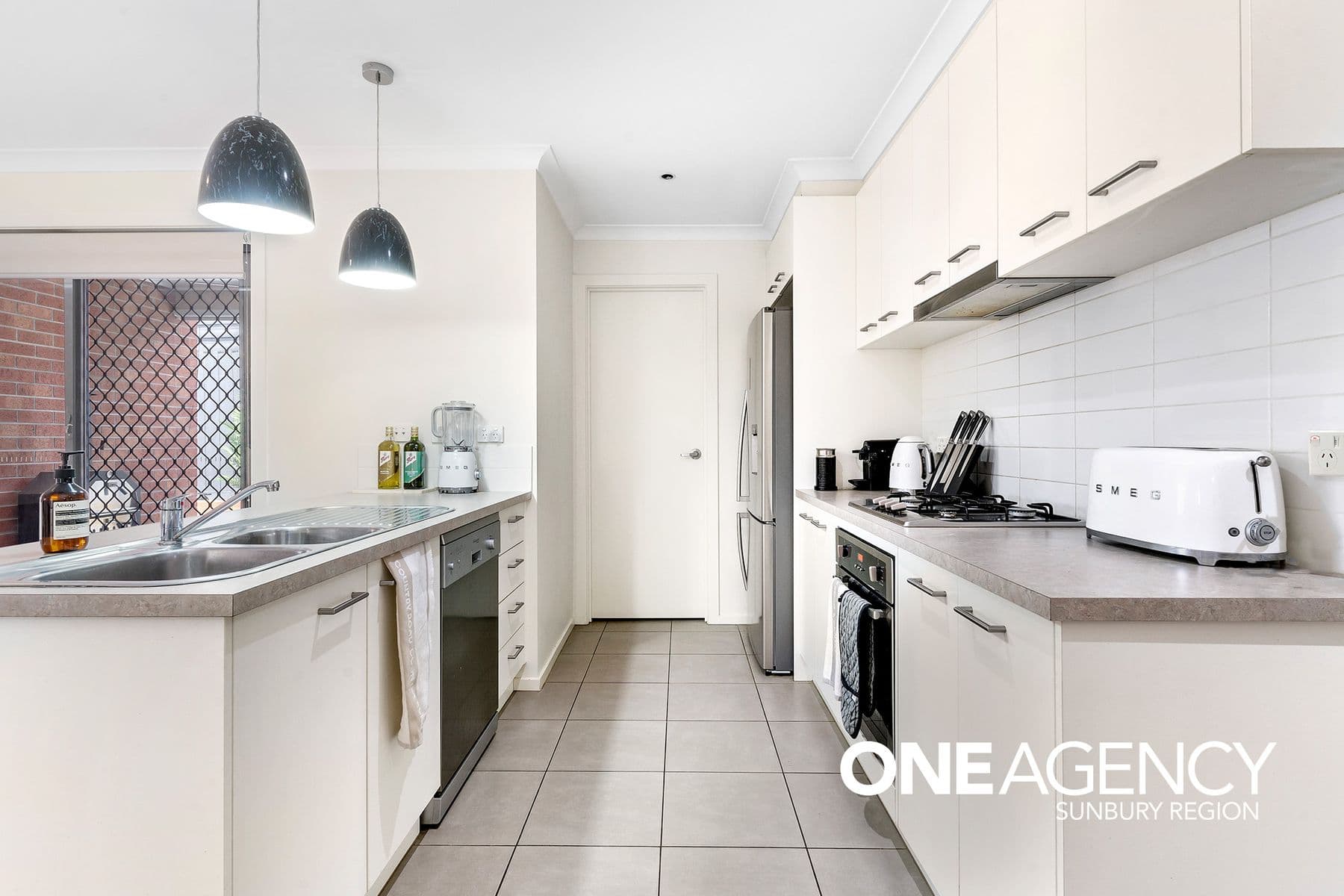 19 Glastonbury Drive, Sunbury, Sunbury - Thumbnail 5