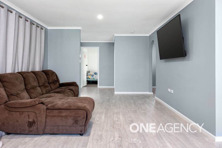 21 PINAROO Drive, Glenfield Park, Glenfield Park - Thumbnail 3