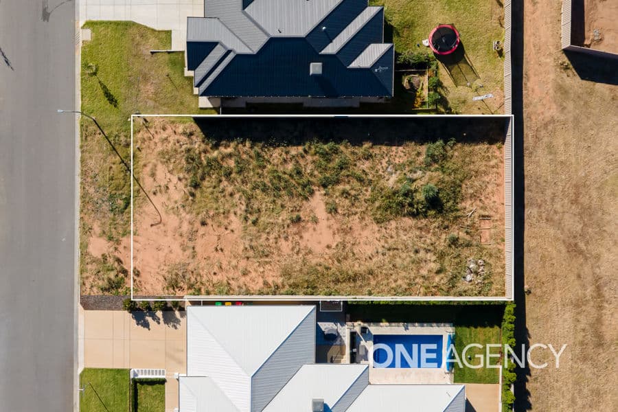 130 BRADMAN Drive, Boorooma, Boorooma - Thumbnail 2