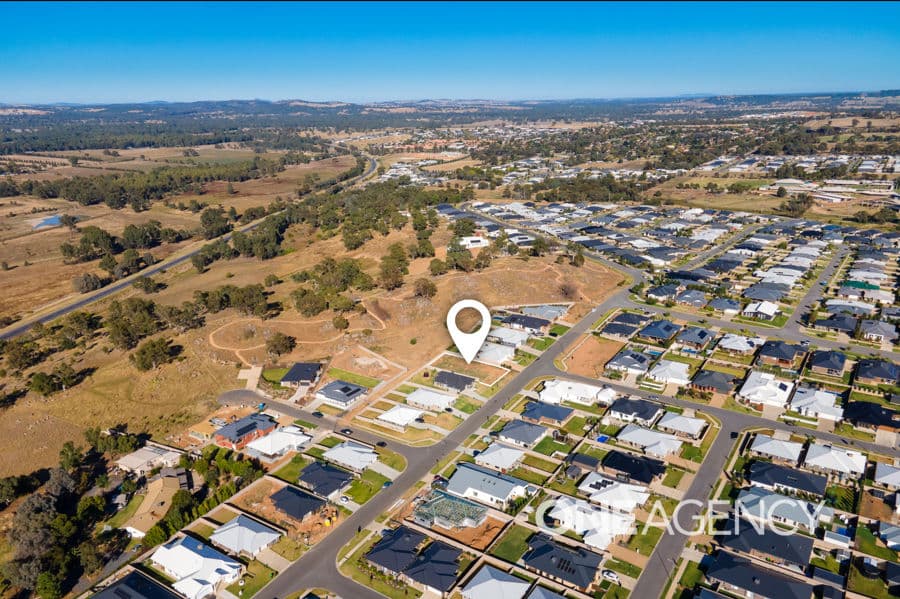 130 BRADMAN Drive, Boorooma, Boorooma - Thumbnail 3