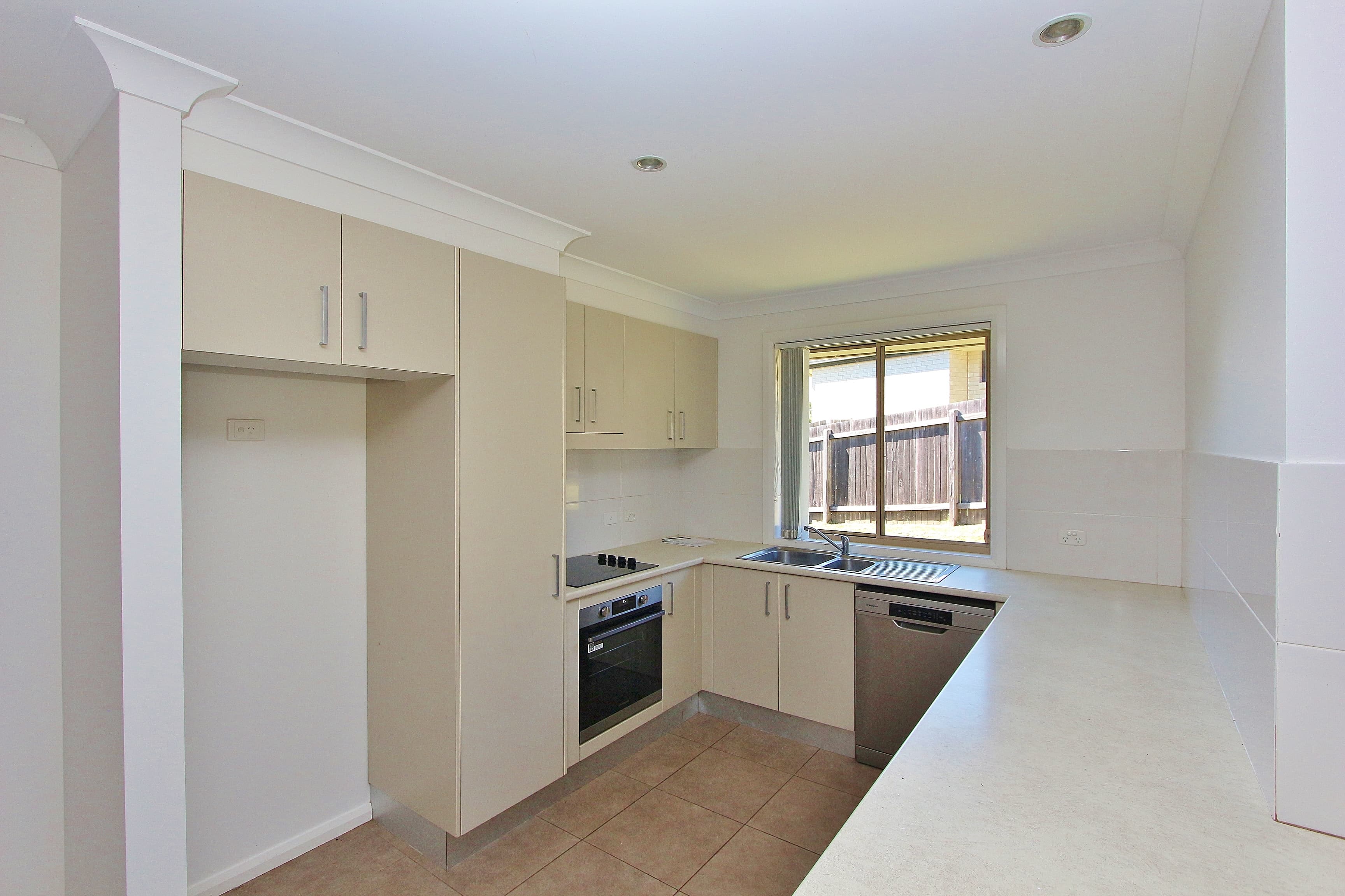 4 Mountain Spring Drive, Kendall, Kendall - Thumbnail 3