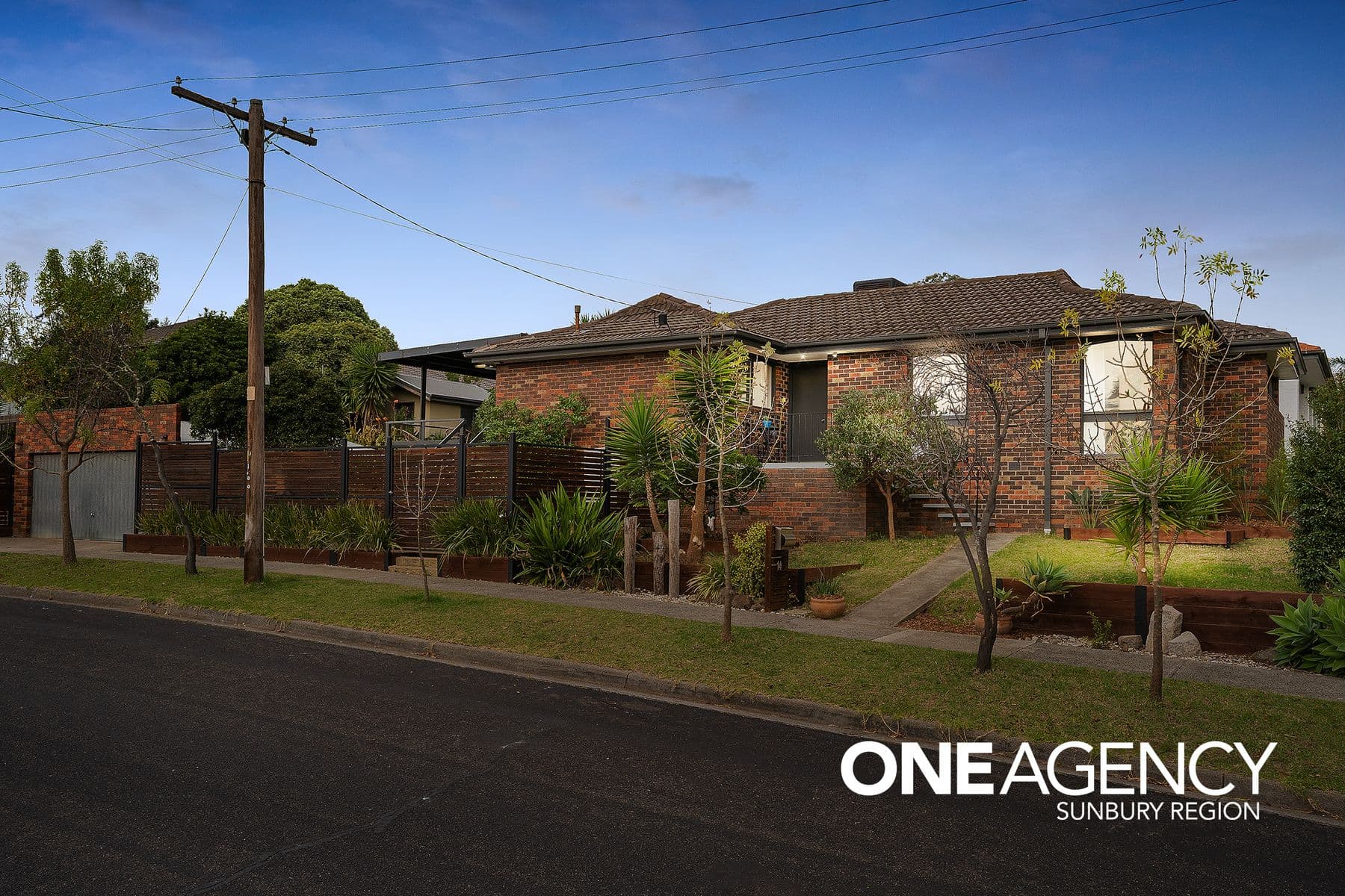 14 Hood Crescent, Sunbury, Sunbury - Thumbnail 2