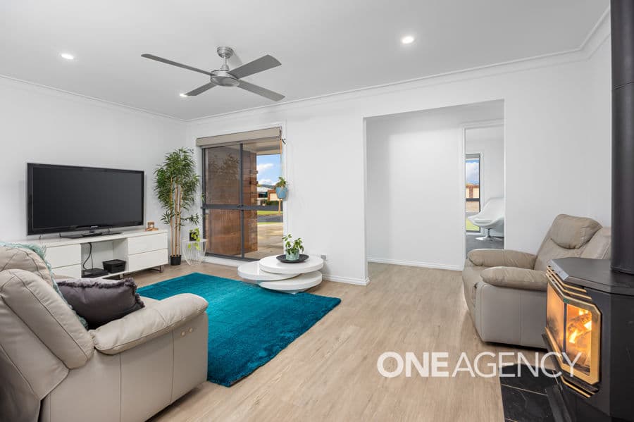 27 KALDARI Crescent, Glenfield Park, Glenfield Park - Thumbnail 2