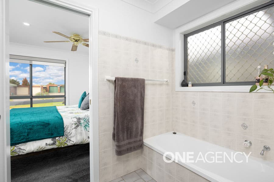 27 KALDARI Crescent, Glenfield Park, Glenfield Park - Thumbnail 8