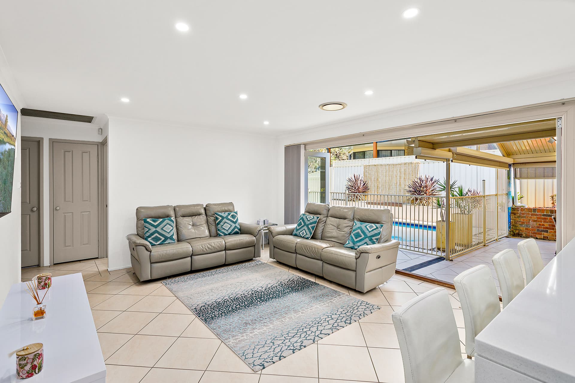 15 Dunstable Road, Farmborough Heights, Farmborough Heights - Thumbnail 2