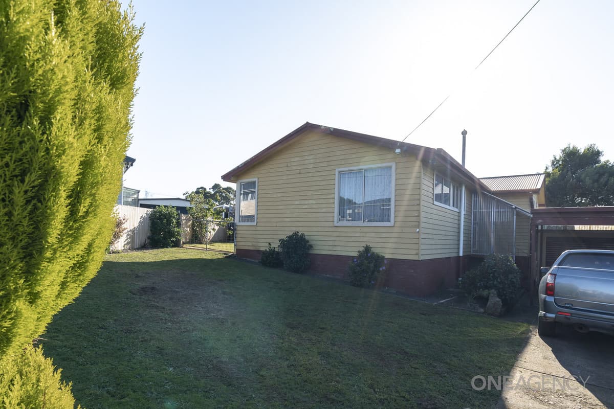 16 Lucas Place, Acton, Acton - Thumbnail 2