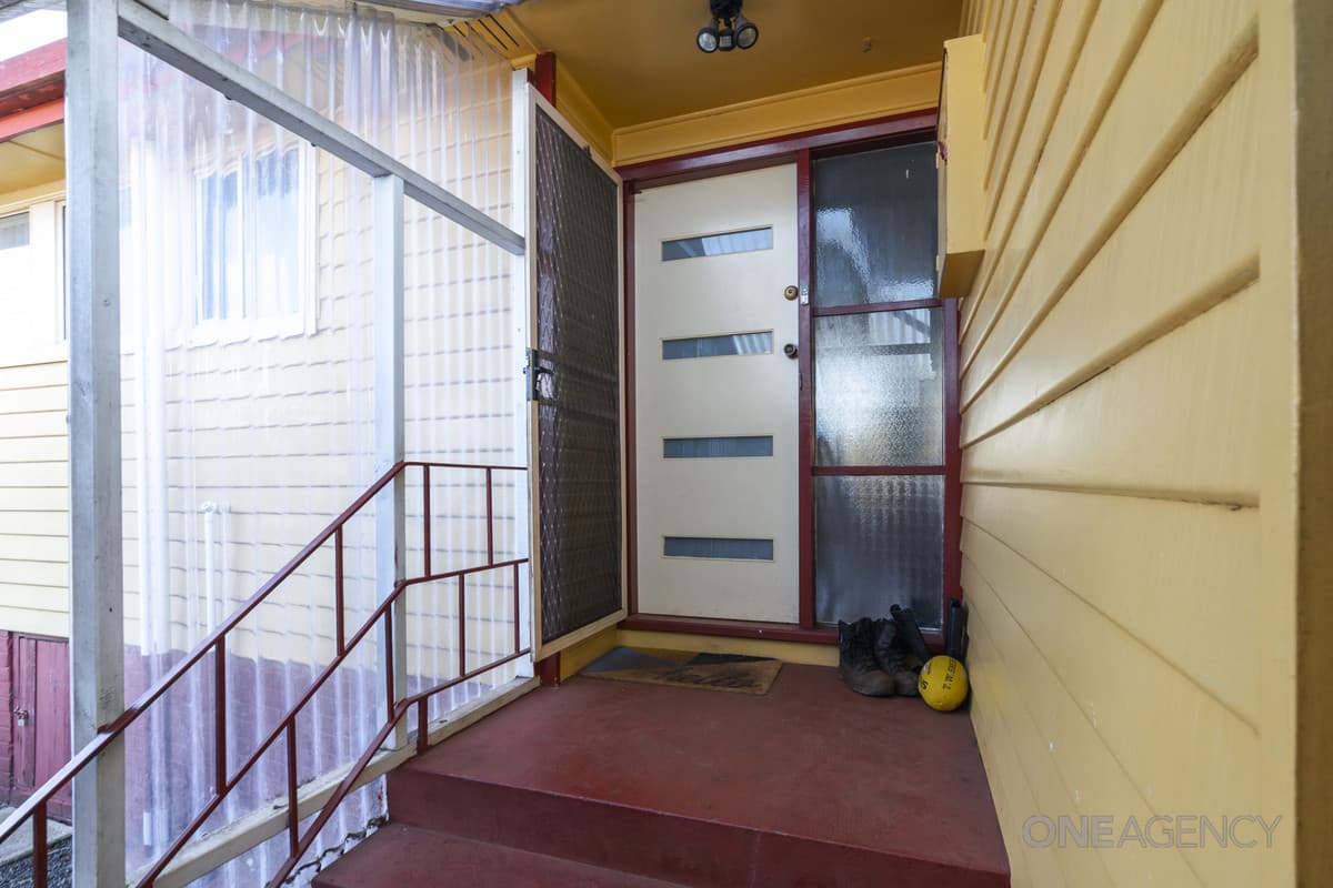 16 Lucas Place, Acton, Acton - Thumbnail 3