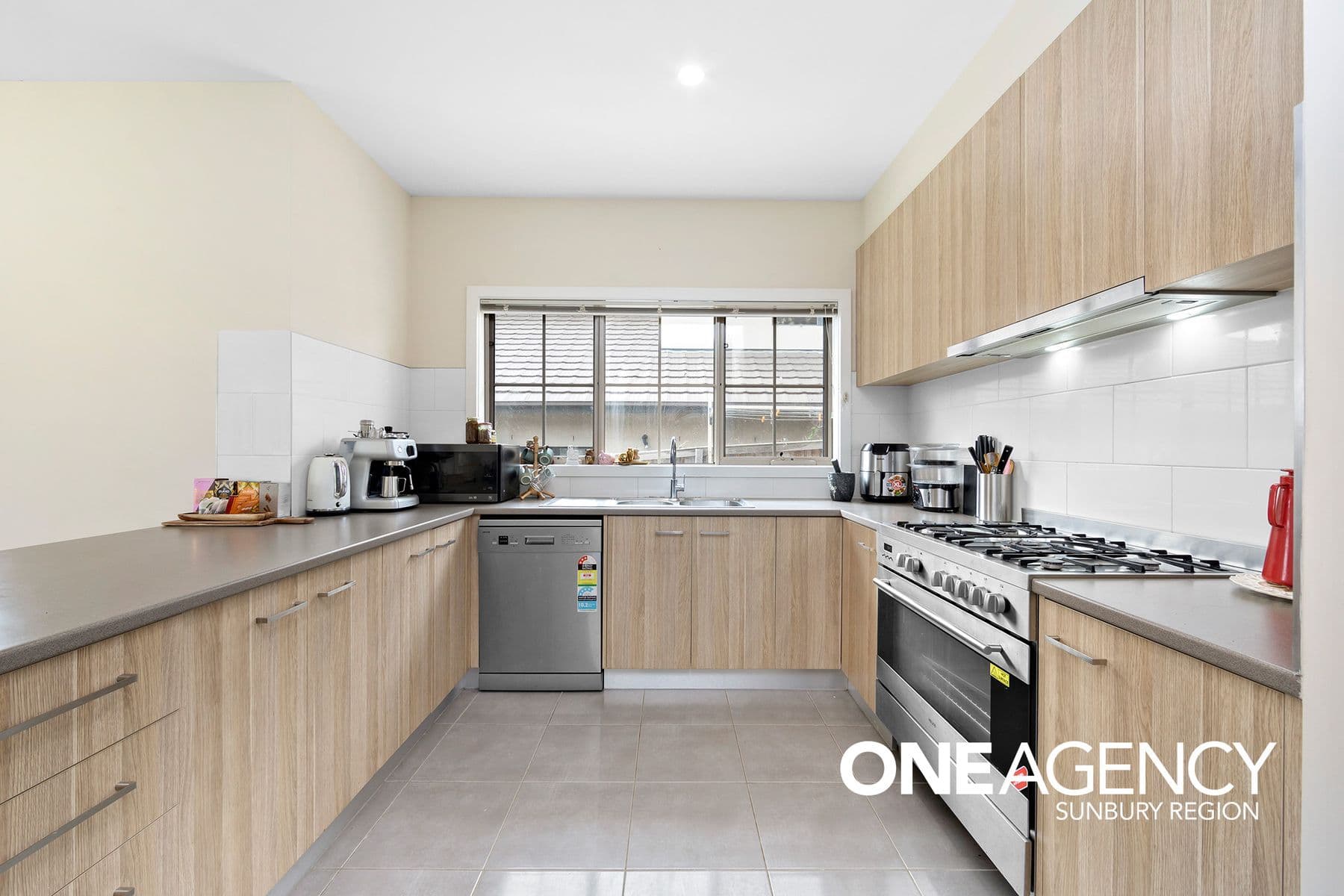 16 Grand Ridge Way, Sunbury, Sunbury - Thumbnail 7