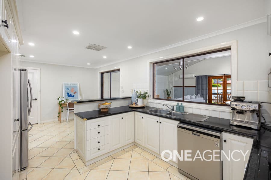 77 BALMORAL Crescent, Lake Albert, Lake Albert - Thumbnail 4