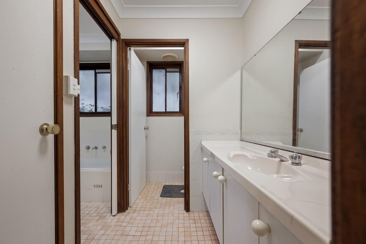 10 Paterson Road, Springwood, Springwood - Thumbnail 8