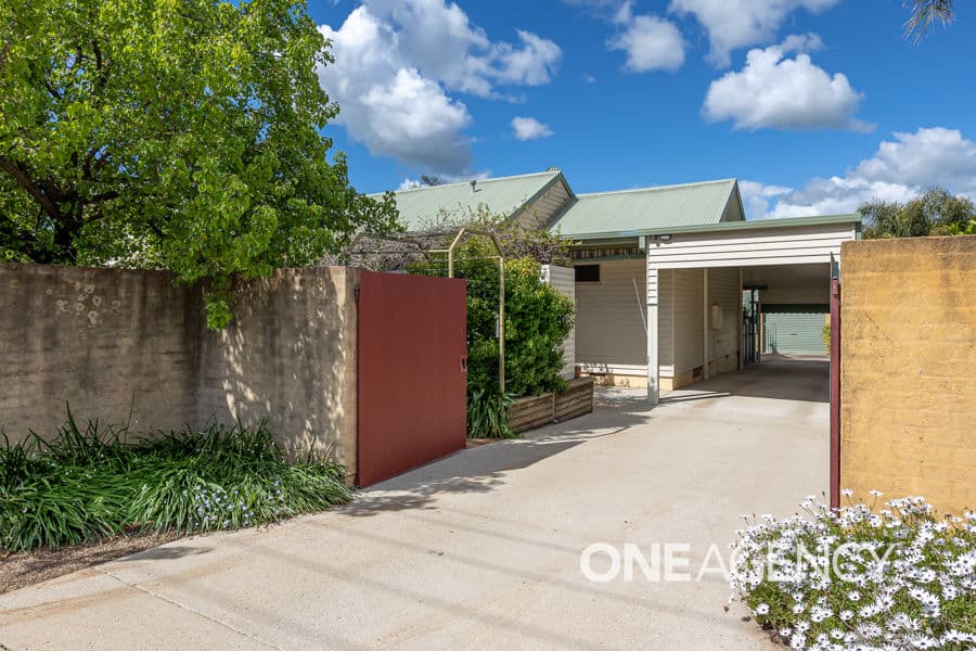 21 PLUMPTON Road, Kooringal, Kooringal - Image 1