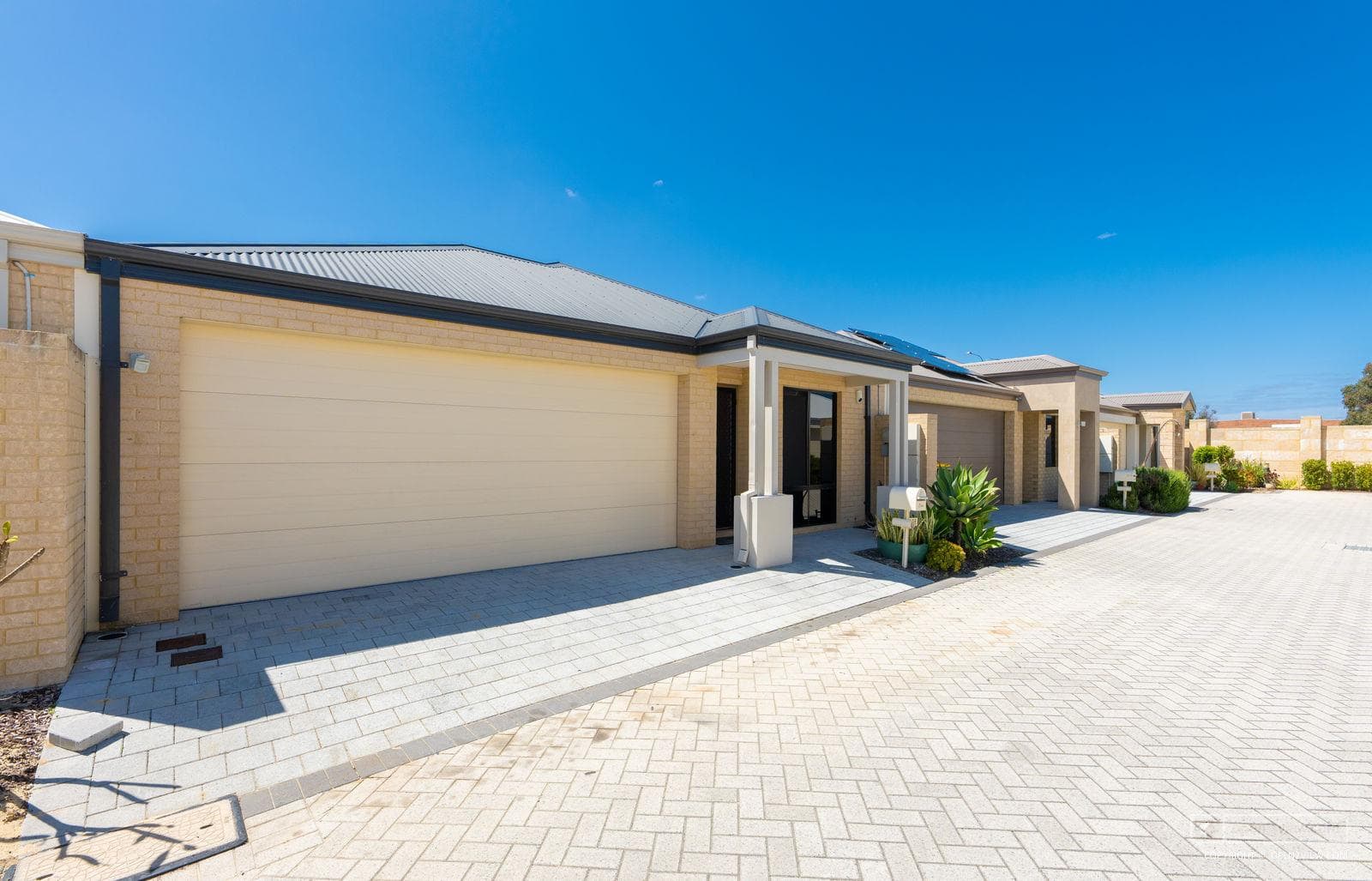 188 Shiraz Boulevard, Pearsall, Pearsall - Thumbnail 2
